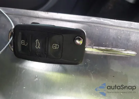 2016 Volkswagen Beetle 1.8T S из США, поврежденный, VIN 3VWF07AT3GM626660